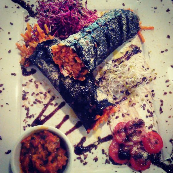 Wortel sushi met Madras-saus en ontkiemde zaden