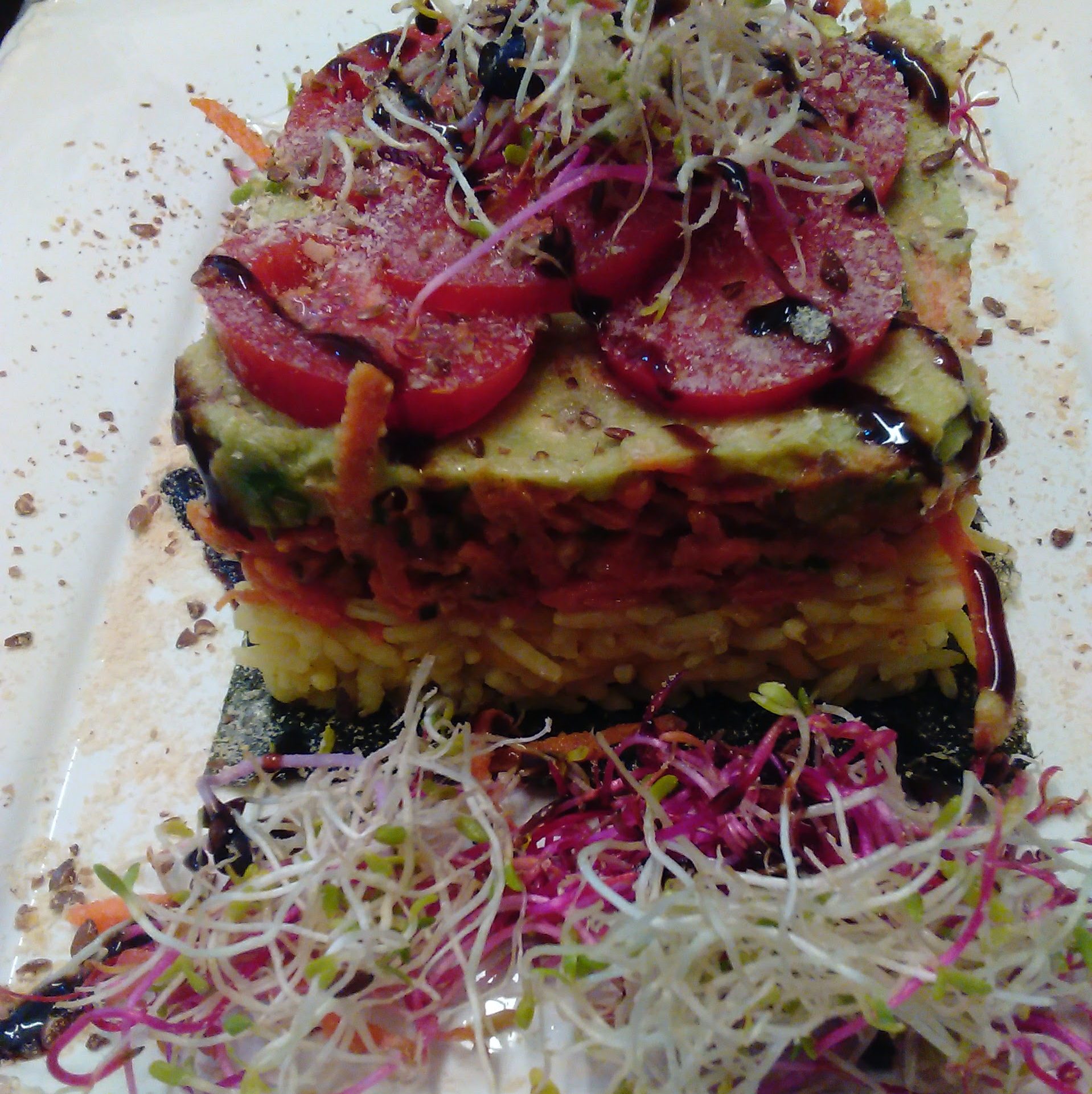 Sushi cake met tomaten avocado wortels reist en zee wied