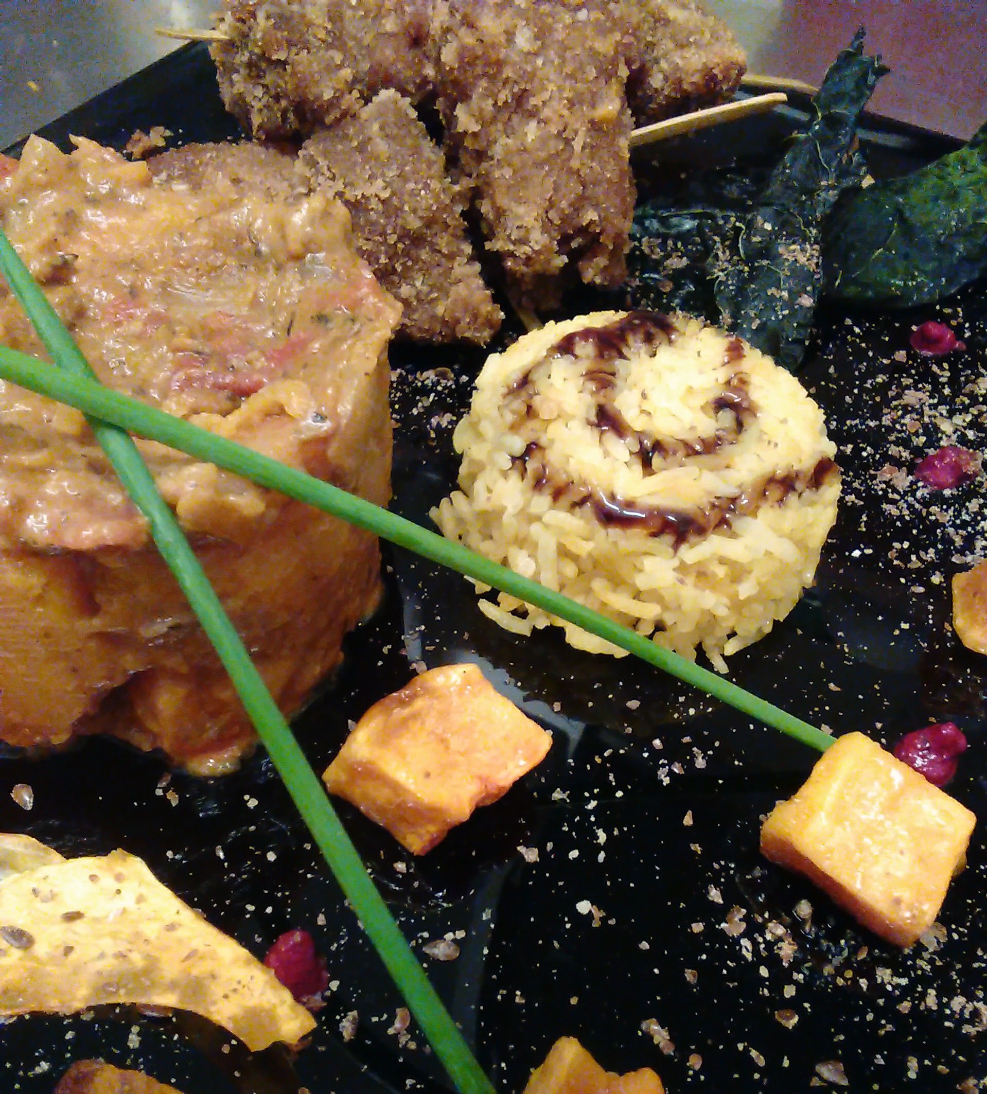 Peperonata met rijst en soia brokken sate.