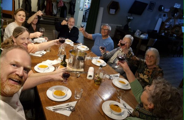 Gezellig met een heerlijke wijn genieten van ons werk