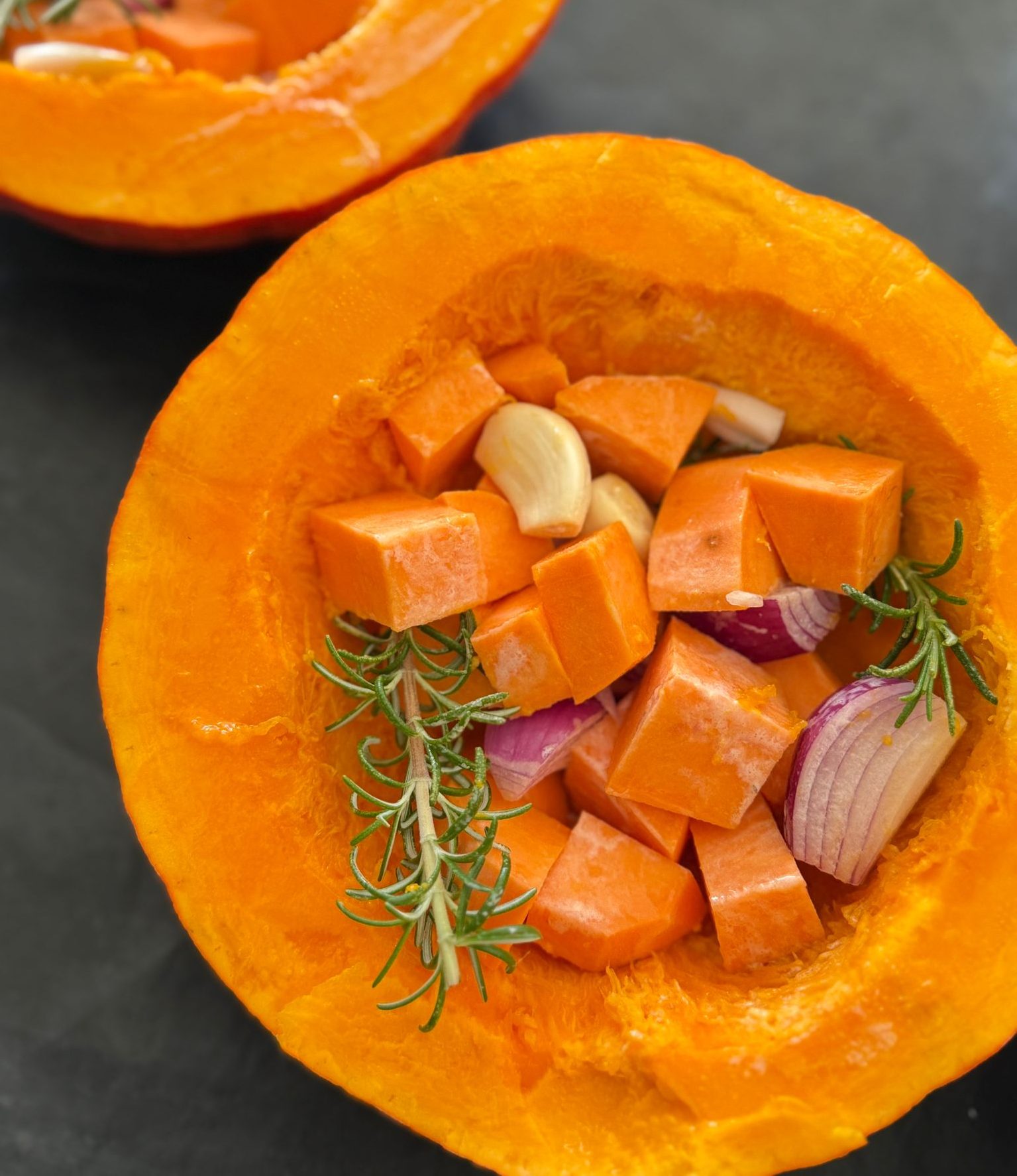 Pompoen in twee delen en gevuld met aroma's